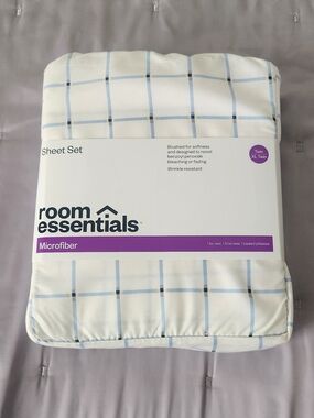 NWT Room Essentials White and Light Blue Windowpane Sheet Set